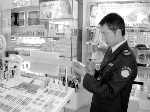 五華區開展專項拉網檢查，筑牢化妝品及衛生用品零售安全防線